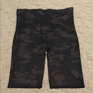 SPANX Camouflage work out Shorts